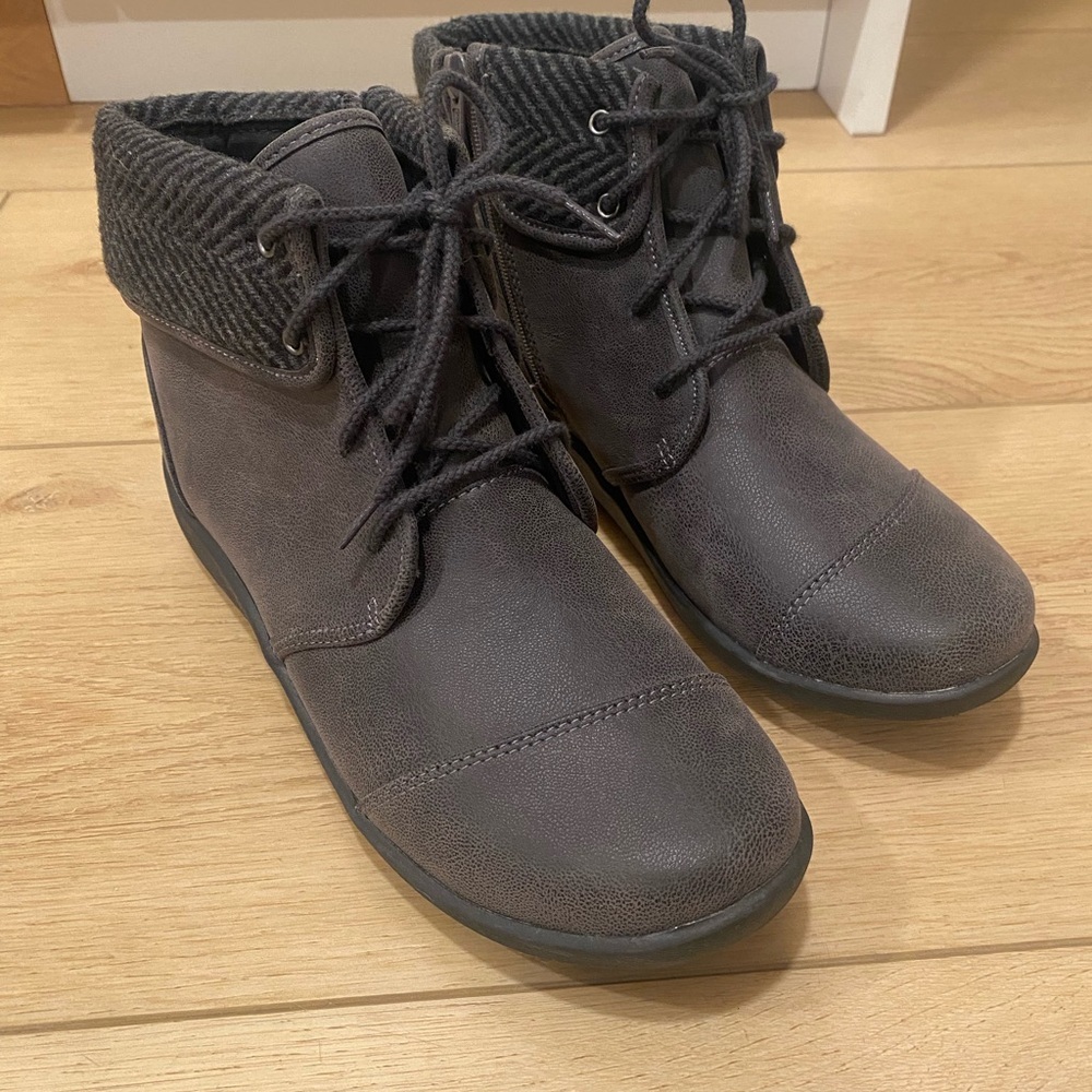 Clarks Women's Cloudsteppers Sillian Frey Booties size 8 never worn